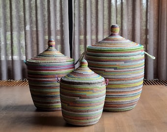 Afrikaanse mand wasmand opbergmand handgemaakt zeegras Fairtrade multicolor uit Senegal.