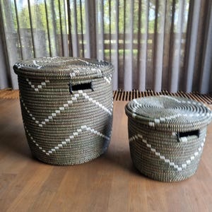Afrikaans opbergmanden zwart met traditioneel handgemaakt zeegras fairtrade wasmand boho uit Senegal