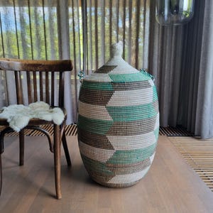 Afrikaanse wasmand XL traditioneel handgemaakt zeegras fairtrade  opbergmand uit Senegal groen bruin wit