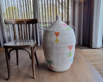 Afrikaanse wasmand wit multicolor traditioneel handgemaakt zeegras fairtrade opbergmand uit Senegal