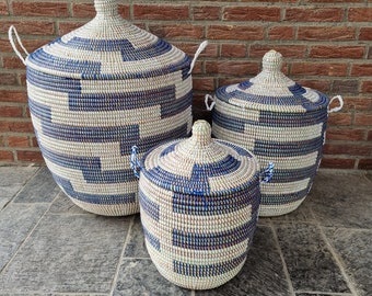 Afrikaanse mand wasmand opbergmand handgemaakt zeegras Fairtrade blauw wit uit Senegal.