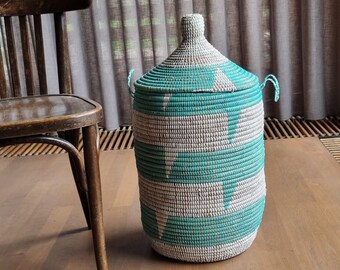 Afrikaans wasmand turquoise wit traditioneel handgemaakt zeegras fairtrade opbergmand uit Senegal