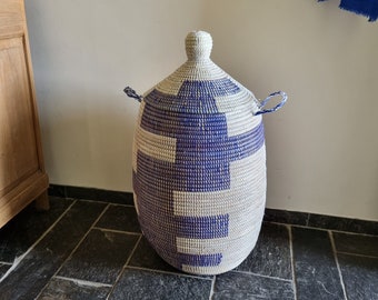 Afrikaanse traditionele handgemaakte zeegras fairtrade blauw wit wasmand uit Senegal 80 cm