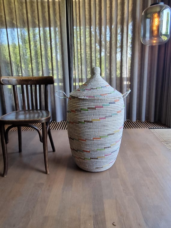 Afrikaans wasmand wit multicolor traditioneel handgemaakt zeegras fairtrade opbergmand uit Senegal