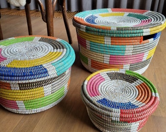 Afrikaanse mand wasmand opbergmand handgemaakt zeegras Fairtrade multicolor uit Senegal.