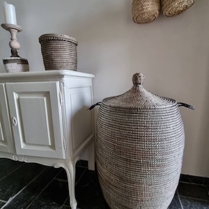 Afrikaanse traditionele handgemaakte zeegras fairtrade zwart wasmand uit Senegal 80 cm afbeelding 5