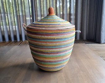 Afrikaanse mand wasmand opbergmand handgemaakt zeegras Fairtrade multicolor uit Senegal.