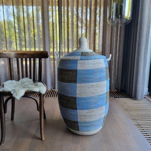Afrikaanse wasmand XL traditioneel handgemaakt zeegras fairtrade  opbergmand uit Senegal groen bruin wit