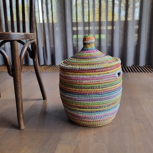 Afrikaanse mand wasmand opbergmand handgemaakt zeegras Fairtrade multicolor uit Senegal.