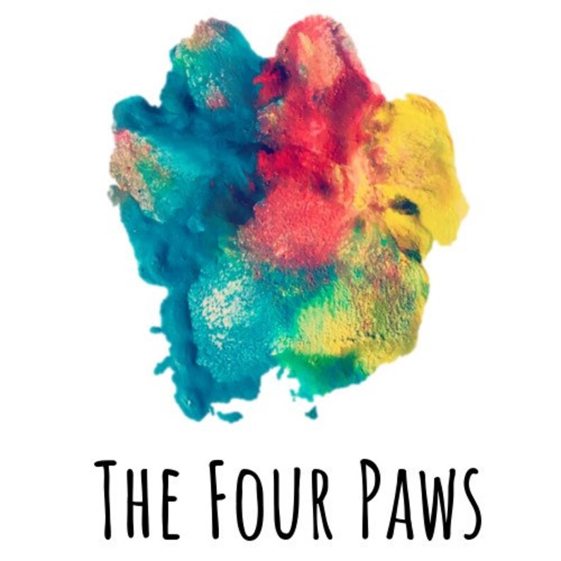 Może przedstawiać: Kolorowy odcisk łapy w odcieniach niebieskiego, czerwonego, ż&oacute;łtego i zielonego. Tekst "THE FOUR PAWS" znajduje się pod odciskiem.