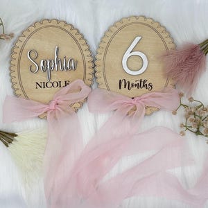 Cartes d'étape interchangeables avec ruban de dentelle en bois, marqueur d'étape mensuel pour bébé, nom personnalisé à personnaliser, chambre de bébé, cadeau de baby shower