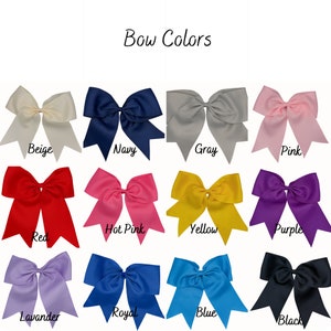 Peut inclure: Une collection de 12 n&oelig;uds en satin de diff&eacute;rentes couleurs. Les couleurs sont beige, marine, gris, rose, rouge, rose bonbon, jaune, violet, lavande, bleu royal, bleu et noir.