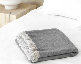 Rustic linen bed throw in gray with raw fringes/grain sack blanket/heavyweight linen bed blanket/Linen bed scarf