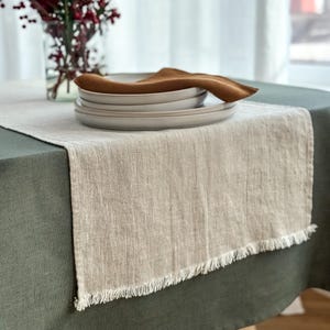 Rustikaler Leinentischläufer mit Fransen in hellgrau melange/gewaschener Leinenläufer/Tischläufer im Landhausstil