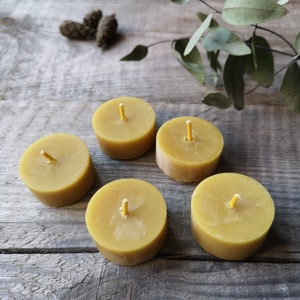 Set von 4, 6,10 Rein Bienenwachs Teelichtkerzen in natürlichen, roten und schwarzen Farben/handgemachte Bienenwachskerzen/Handgemachte Teelicht-Nachfüllungen