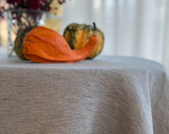 Tvättad linneduk med tunna, blekta blå naturränder/Skrynklad duk randig i blått/EXPRESSFRAKT