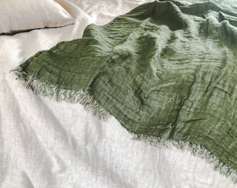 Dubbelzijdige deken van zacht linnen in mosgroen met franjes/dubbelzijdige linnen bedloper in bosgroen