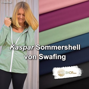 Könnte beinhalten: Eine grüne Kapuzenjacke mit einem weißen Reißverschluss. Der Text "Kaspar Sommershell von Swafing" ist auf dem Bild zu sehen. Das Bild zeigt auch eine Vielzahl von Stoffproben in verschiedenen Farben, darunter rosa, burgunderrot, grün, blau und schwarz.