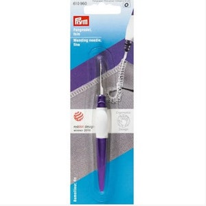 May include: Purple and white mending needle with a red dot design award logo. The packaging says "Mending needle, fine".