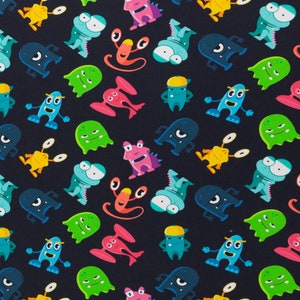Könnte beinhalten: Ein dunkelblauer Stoff mit einem sich wiederholenden Muster aus bunten Comic-Monstern. Die Monster sind in verschiedenen Formen und Größen, mit unterschiedlichen Gesichtsausdrücken und Merkmalen. Einige der Monster haben Hörner, andere Antennen und einige haben große Augen.