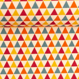 Könnte beinhalten: Ein Stoff mit einem sich wiederholenden Muster aus orangefarbenen, gelben, roten und blauen Dreiecken. Der Stoff hat einen weißen Hintergrund.