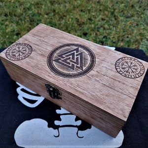 Handgefertigte gravierte umweltfreundliche Schmuckschatulle aus Holz mit Wikinger Valknut Knotensymbol