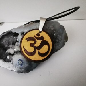Handgefertigte Holz Om Symbol Gravierte Charm Anhänger Halskette Medaillon + Geschenk (schwarzes Lederband)