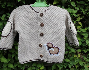 Handgestrickte Kinderstrickjacke  Gr. 80/86 mit Schafapplikation, Einzelstück