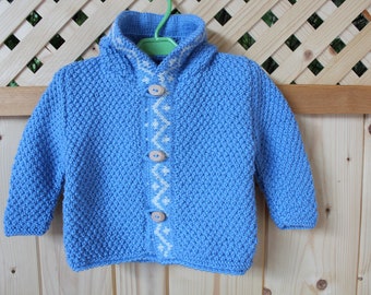 Handgestrickte Kinderstrickjacke  Gr. 80/86 mit Kapuze und Norwegerborte, Einzelstück