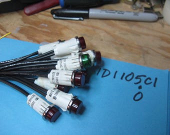 Lote de 5 lámparas indicadoras IDI 1050C5, nuevas, procedentes de excedentes de fábrica, 125 V CA, 1/2 vatio, con 2 cables para conexión al circuito (4 rojos y 1 verde por lote).