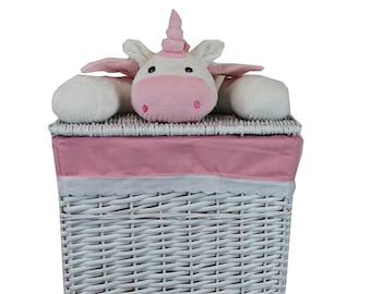 Panier à linge rectangulaire en osier blanc avec housse rose layette et peluche licorne 37x27 H.50