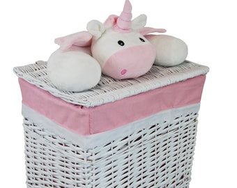 Cesto de ropa rectangular de mimbre blanco con funda rosa bebé y peluche unicornio 45x35 H.58