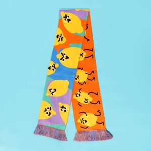 LeMotional Lemon Schal v2 Orange Dancing Lemon Seitlich und Bunt 90er Jahre Muster Winterstrick