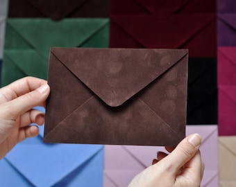 Sobres de terciopelo marrón A7 con solapa europea para invitaciones de boda