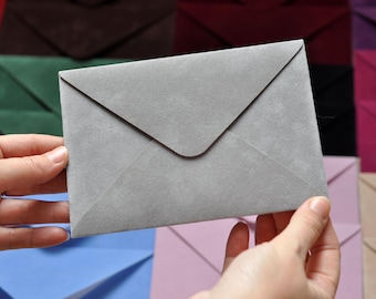 Sobres de terciopelo gris A7 con solapa europea para invitaciones de boda
