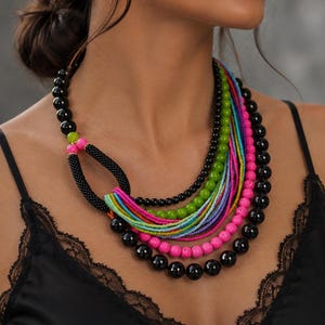 Bunte, auffällige Halskette mit massiven Edelsteinen in Schwarz und Gold – ideal als Hochzeitskette, mehrreihige Halskette, Geburtstagsgeschenk für Mama, große, auffällige Sommerkette mit Perlen