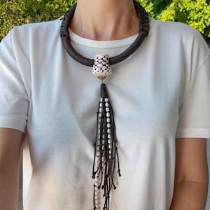 Schelpparel lange hanger choker Chunky statement etnische boho zomerketting vrouwen cadeau Ongewone moderne bruin-witte ketting Handgemaakte sieraden
