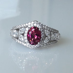 Pink Turmalin Ring: Ovaler Edelstein, Sterling Silber, Zirkon Akzente