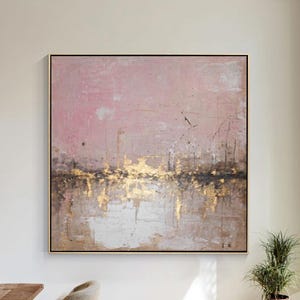 抽象的なピンクの都市のスカイラインの壁アート、金色の質感のある都市景観の絵画、リビングルームの装飾用のモダンなブラッシュベージュのキャンバス