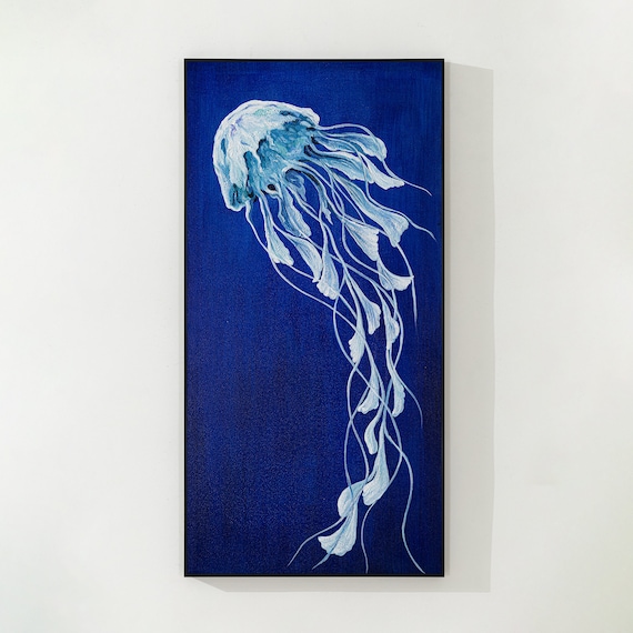 キャンバスに描かれた青いクラゲの絵、縦長の海のウォールアート、海洋