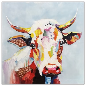 Op de afbeelding: Een kleurrijk abstract schilderij van een koeienkop met witte, roze, gele, rode, blauwe en groene verf. De ogen van de koe zijn zwart en de achtergrond is lichtblauw.