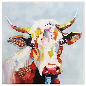 Op de afbeelding: Een kleurrijk abstract schilderij van een koe met witte, rode, gele, blauwe en groene verf. Het gezicht van de koe is het middelpunt van het schilderij.