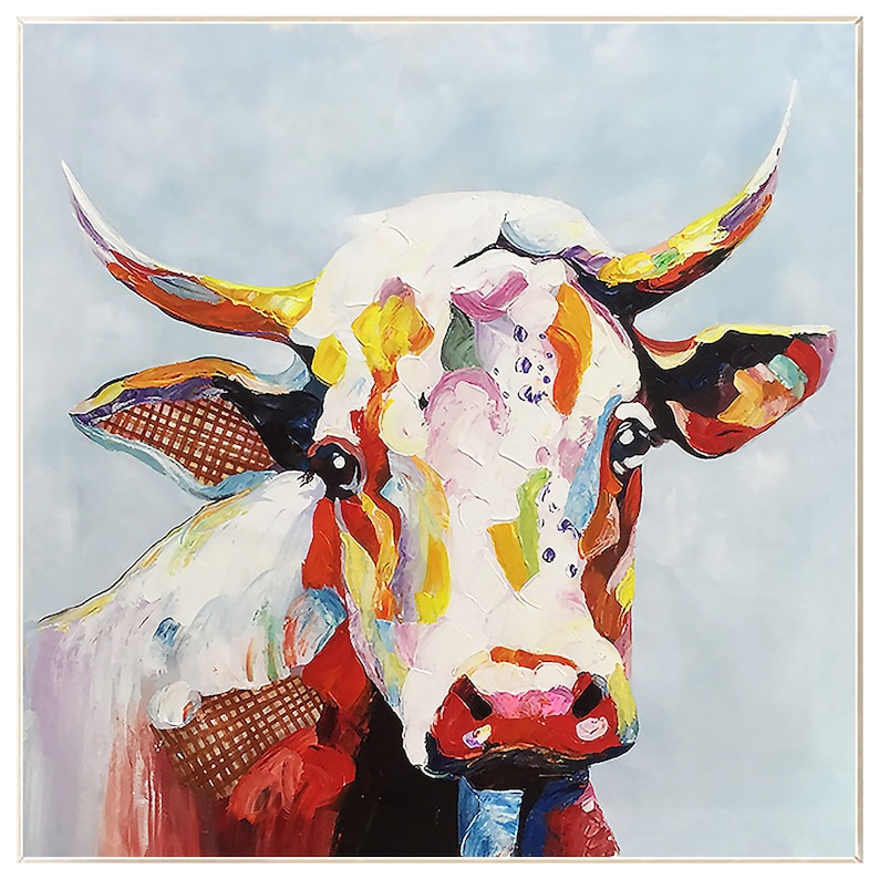 Op de afbeelding: Een kleurrijk abstract schilderij van een koe met witte, rode, gele, blauwe en groene verf. Het gezicht van de koe is het middelpunt van het schilderij.