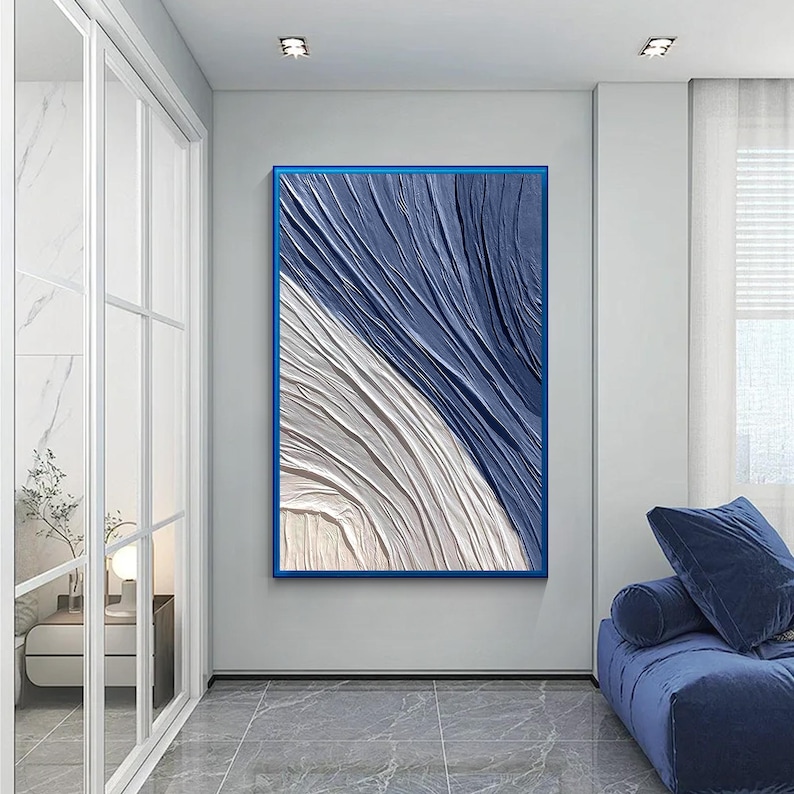 Navy Blau 3D Struktur Wandkunst, Minimalistische Vertikale Leinwand, Übergroße Blaue Wanddeko, Abstrakte Küstenmalerei Bild 6