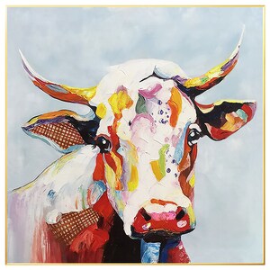 Op de afbeelding: Een kleurrijk abstract schilderij van een koe met witte, roze, rode, gele, blauwe en groene verf. Het gezicht van de koe is het middelpunt van het schilderij.
