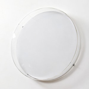 Puede incluir: Una bandeja de servicio circular transparente con interior blanco. La bandeja tiene un borde transparente y un centro plano y blanco. El diseño es minimalista y moderno, adecuado para servir alimentos o exhibir artículos.