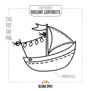 Peut inclure: Dessin au trait noir et blanc d'un voilier avec une guirlande lumineuse, un cœur et un drapeau. L'image comprend le texte "PLOTTERDATEI SEGELBOOT LICHTERKETTE" et les abréviations de type de fichier : SVG, PDF, DXF et PNG.