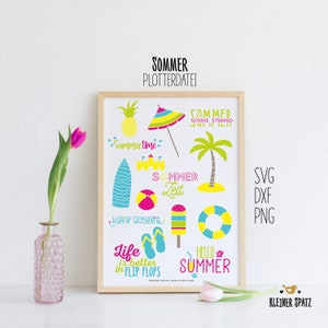 Könnte beinhalten: Ein digitaler Download von sommerlichen SVG-, DXF- und PNG-Dateien. Das Design zeigt eine Vielzahl von Sommer-Icons, darunter eine Ananas, ein Sonnenschirm, eine Palme, ein Surfbrett, ein Strandball, ein Eis am Stiel und Flip-Flops. Der Text "Summertime", "Sommer Zeit", "Life is better in flip flops" und "Hello Summer" ist im Design enthalten.