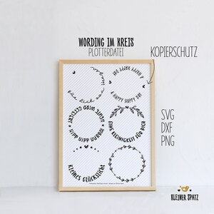 Könnte beinhalten: Ein weißer gerahmter Poster mit schwarzem Text, der in den oberen Ecken "Wording im Kreis Plotterdatei" und "KopierSchutz" lautet. Der Poster zeigt fünf verschiedene kreisförmige Designs mit verschiedenen Sätzen, die um die Kreise geschrieben sind, darunter "A Happy Happy Day", "Kleinigkeit für dich" und "HIPP HIPP HURRA!" Der Poster enthält auch die zum Download verfügbaren Dateitypen: SVG, DXF und PNG.