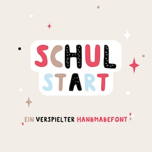 Puede incluir: Una pegatina blanca con las palabras "Schulstart" en una fuente colorida y juguetona. El texto está en alemán y significa "Inicio de la escuela". Debajo de la pegatina está el texto "Ein verspielter Handmadefont" en negro.
